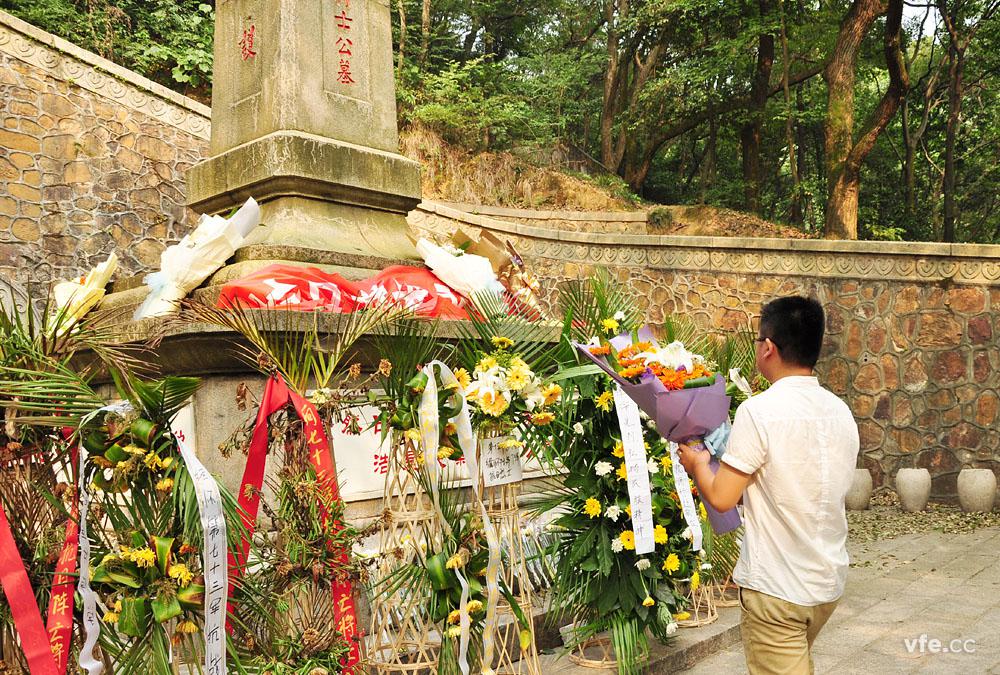 銀河電氣員工祭拜第七十三軍抗戰(zhàn)陣亡將士 銀河電氣員工祭拜第七十三軍抗戰(zhàn)陣亡將士