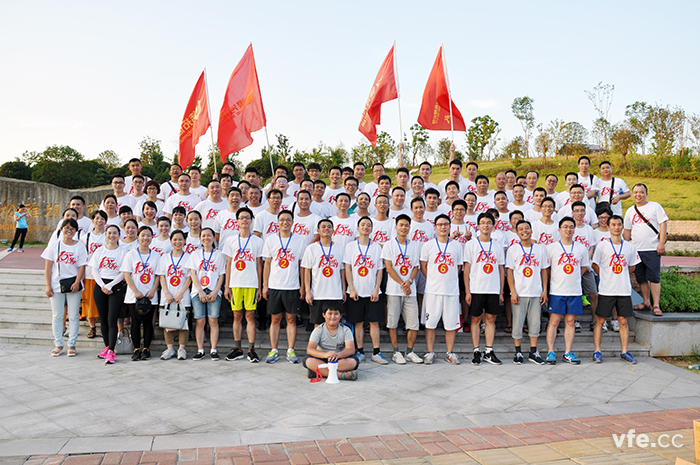 恒力長跑隊周年賽事完美結(jié)束，公司全體人員合影留戀