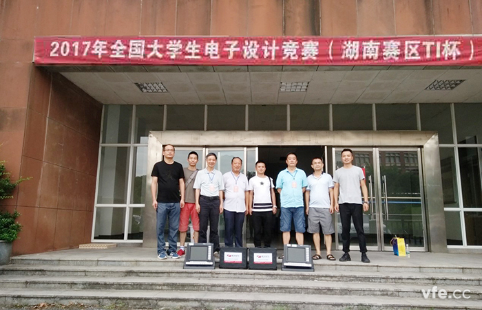 銀河電氣工作人員與評委會工作人員合影 銀河電氣工作人員與評委會工作人員合影